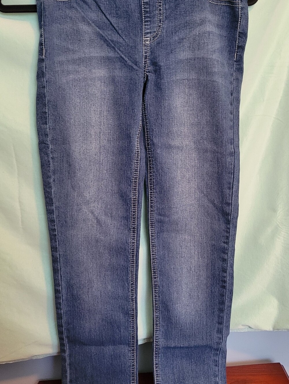 Jordache Medium Blue Denim Jeggings with Back Pocket Detail